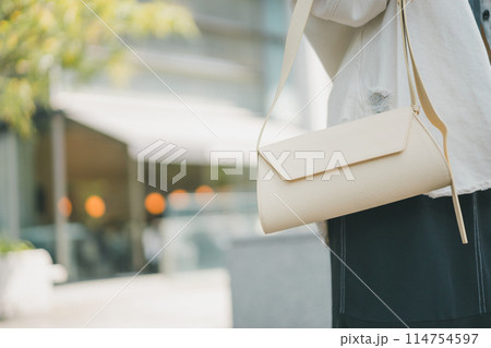 街を歩く若い女性のバッグ 114754597