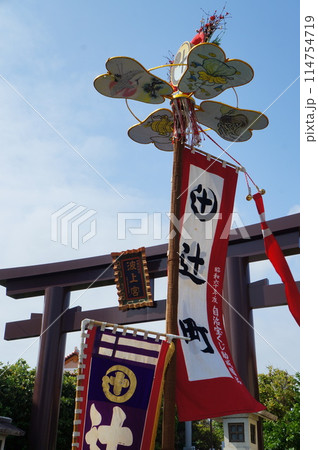 沖縄の旗頭が練り歩く 114754719