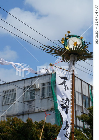 沖縄の旗頭が練り歩く 114754737