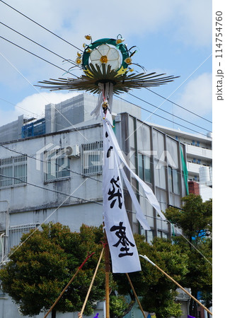 沖縄の旗頭が練り歩く 114754760