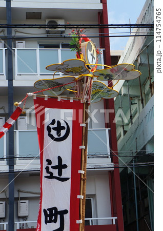 沖縄の旗頭が練り歩く 沖縄の旗頭が練り歩く 114754765