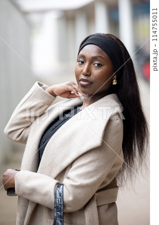 Chic Urban Confidence: Young Black Woman in Elegant Fall Attire 114755011