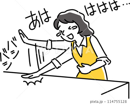 机をバシバシ叩いて笑う女性社員 114755128