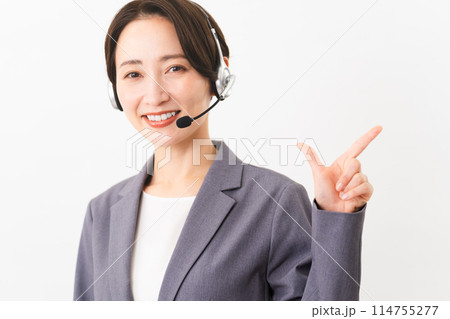 若い女性のオペレーター　ビジネスイメージ	 114755277