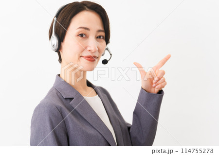 若い女性のオペレーター　ビジネスイメージ	 114755278