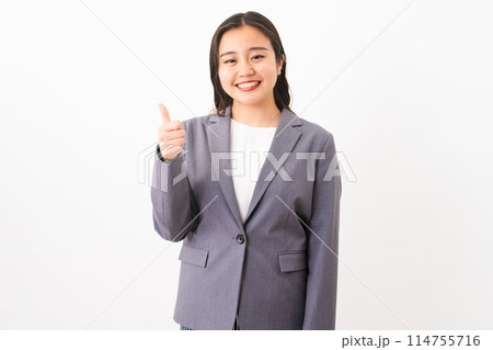 ビジネススーツを着ている若い女性 ビジネスイメージ ビジネススーツを着ている若い女性 ビジネスイメージ 114755716