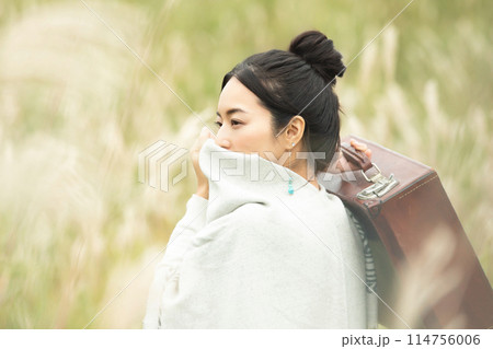 若い女性ポートレート 114756006