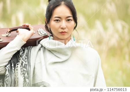 若い女性ポートレート 114756013