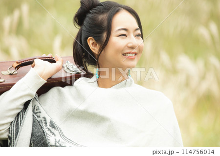 若い女性ポートレート 114756014