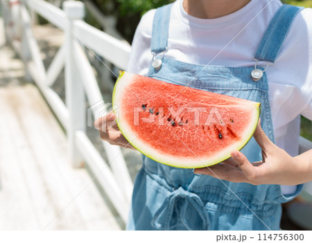 夏の日の思い出:スイカと女性 夏の日の思い出:スイカと女性 114756300