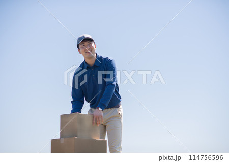 笑顔の配達員 114756596