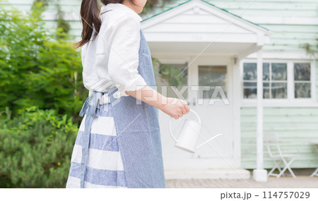 エプロンを着用した女性 エプロンを着用した女性 114757029