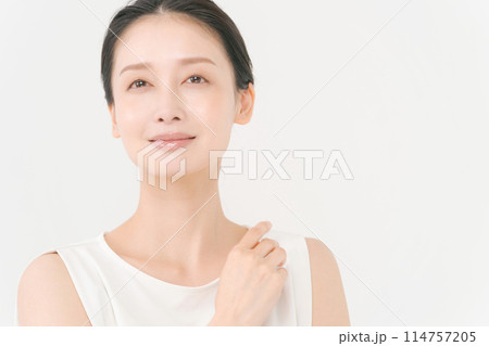スキンケアをする若い女性 スキンケアをする若い女性 114757205