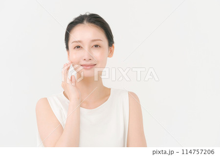 スキンケアをする若い女性 114757206