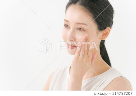 スキンケアをする若い女性 114757207