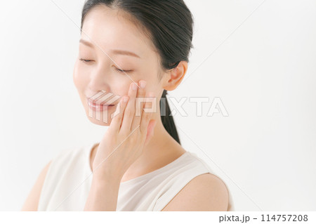 スキンケアをする若い女性 114757208