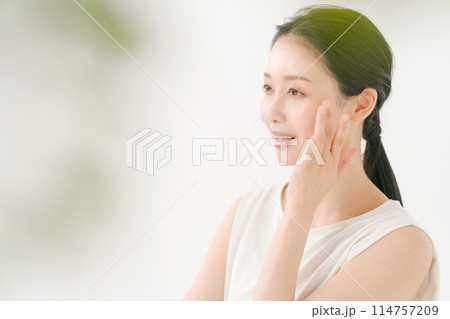 スキンケアをする若い女性 スキンケアをする若い女性 114757209