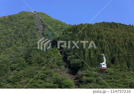 別府高原駅と鶴見山上駅を結ぶ別府ロープウェイ 114757210