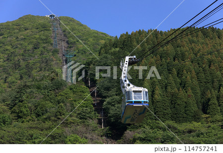 別府高原駅と鶴見山上駅を結ぶ別府ロープウェイ 114757241
