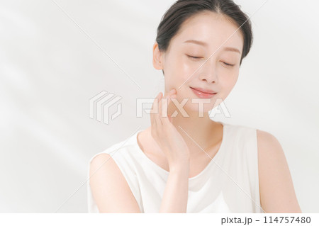 若い女性のスキンケアイメージ 114757480