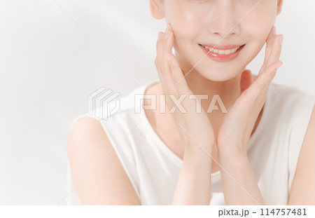 若い女性のスキンケアイメージ 114757481
