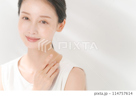 肌の潤いを実感する女性 肌の潤いを実感する女性 114757614