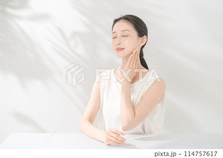 肌の潤いを実感する女性 肌の潤いを実感する女性 114757617
