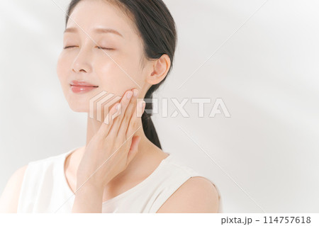 肌の潤いを実感する女性 114757618
