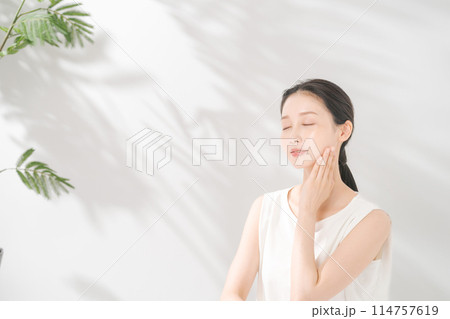 肌の潤いを実感する女性 114757619