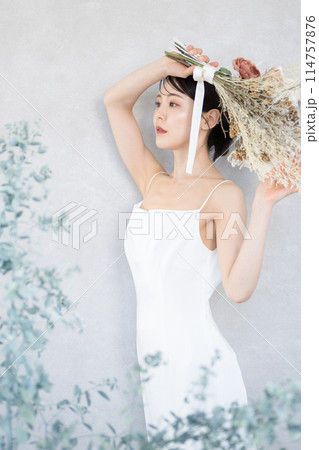 ウェディングドレスを着た若い女性の全身 ウェディングドレスを着た若い女性の全身 114757876