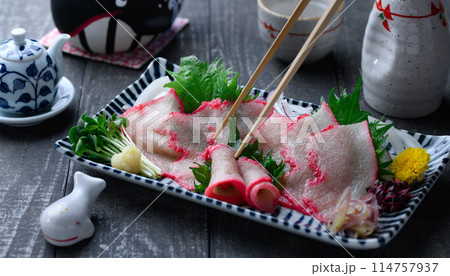 ミンク鯨 ベーコンスライス 和歌山県 太地町 郷土料理 おしゃれな鯨の箸置き（黒背景） 114757937