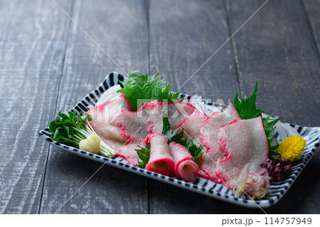 ミンク鯨 ベーコンスライス 和歌山県 太地町 郷土料理 おしゃれな鯨の箸置き(黒背景) ミンク鯨 ベーコンスライス 和歌山県 太地町 郷土料理 おしゃれな鯨の箸置き(黒背景) 114757949