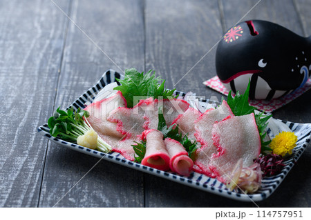 ミンク鯨 ベーコンスライス 和歌山県 太地町 郷土料理 おしゃれな鯨の箸置き(黒背景) ミンク鯨 ベーコンスライス 和歌山県 太地町 郷土料理 おしゃれな鯨の箸置き(黒背景) 114757951