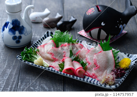 ミンク鯨 ベーコンスライス 和歌山県 太地町 郷土料理 おしゃれな鯨の箸置き（黒背景） 114757957