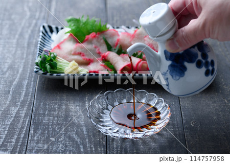 ミンク鯨 ベーコンスライス 和歌山県 太地町 郷土料理 おしゃれな鯨の箸置き(黒背景) ミンク鯨 ベーコンスライス 和歌山県 太地町 郷土料理 おしゃれな鯨の箸置き(黒背景) 114757958