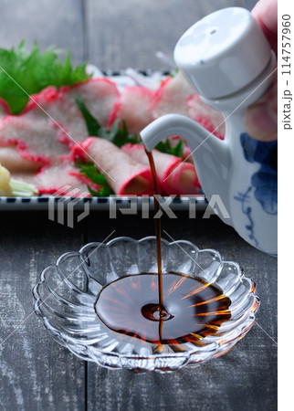 ミンク鯨 ベーコンスライス 和歌山県 太地町 郷土料理 おしゃれな鯨の箸置き（黒背景） 114757960