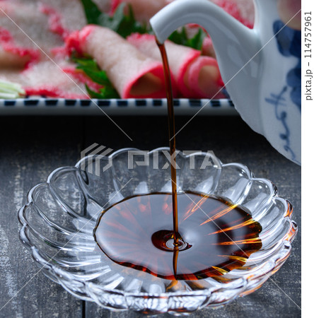 ミンク鯨 ベーコンスライス 和歌山県 太地町 郷土料理 おしゃれな鯨の箸置き(黒背景) ミンク鯨 ベーコンスライス 和歌山県 太地町 郷土料理 おしゃれな鯨の箸置き(黒背景) 114757961