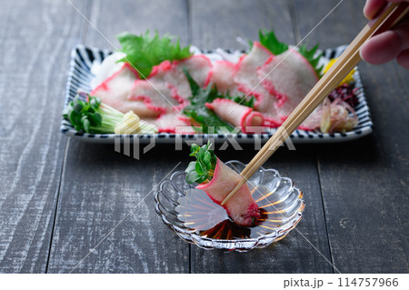 ミンク鯨 ベーコンスライス 和歌山県 太地町 郷土料理 おしゃれな鯨の箸置き（黒背景） 114757966