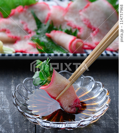 ミンク鯨 ベーコンスライス 和歌山県 太地町 郷土料理 おしゃれな鯨の箸置き(黒背景) ミンク鯨 ベーコンスライス 和歌山県 太地町 郷土料理 おしゃれな鯨の箸置き(黒背景) 114757968