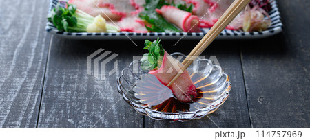 ミンク鯨 ベーコンスライス 和歌山県 太地町 郷土料理 おしゃれな鯨の箸置き（黒背景） 114757969