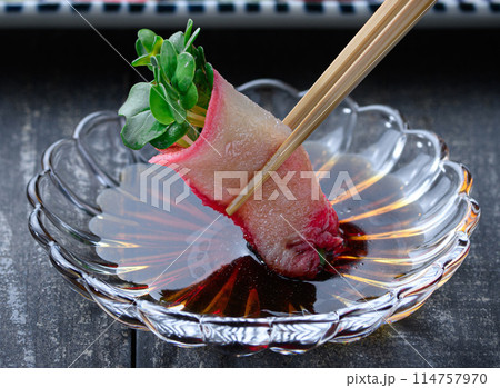 ミンク鯨 ベーコンスライス 和歌山県 太地町 郷土料理 おしゃれな鯨の箸置き（黒背景） 114757970