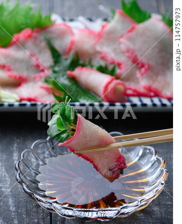 ミンク鯨 ベーコンスライス 和歌山県 太地町 郷土料理 おしゃれな鯨の箸置き（黒背景） 114757973
