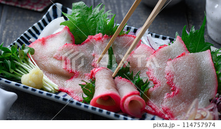 ミンク鯨 ベーコンスライス 和歌山県 太地町 郷土料理 おしゃれな鯨の箸置き（黒背景） 114757974