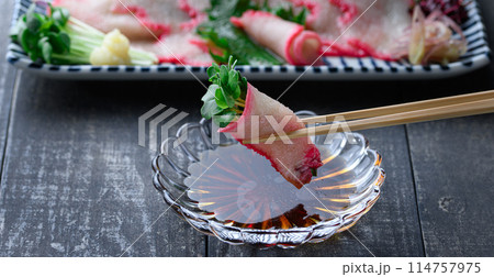 ミンク鯨 ベーコンスライス 和歌山県 太地町 郷土料理 おしゃれな鯨の箸置き（黒背景） 114757975