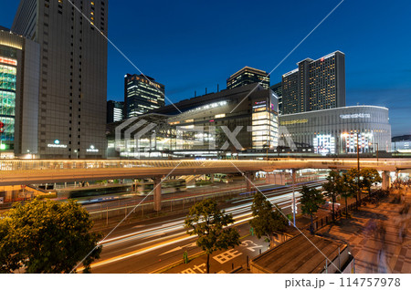 JR大阪駅 梅田 夜景 遅い時間帯【同アングル2/2】 JR大阪駅 梅田 夜景 遅い時間帯【同アングル2/2】 114757978