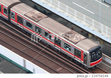 新御堂筋を行く大阪メトロ御堂筋線30000系電車 114758148