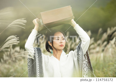 若い女性ポートレート 114758172