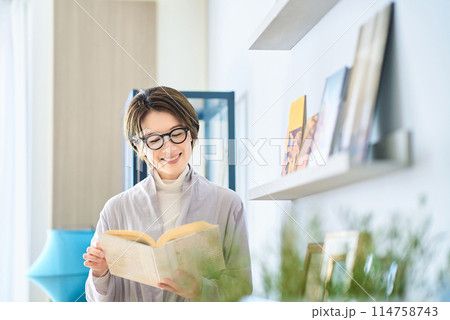 部屋で読書する女性 部屋で読書する女性 114758743