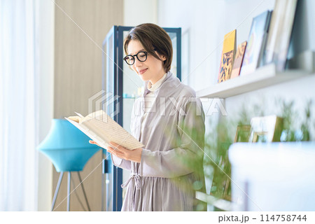 部屋で読書する女性 部屋で読書する女性 114758744