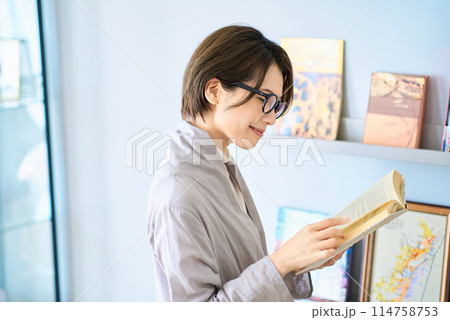 部屋で読書する女性 114758753